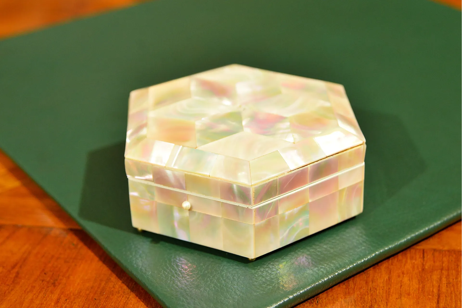 SZKATUŁKA Z MASY PERŁOWEJ ok. 1890r