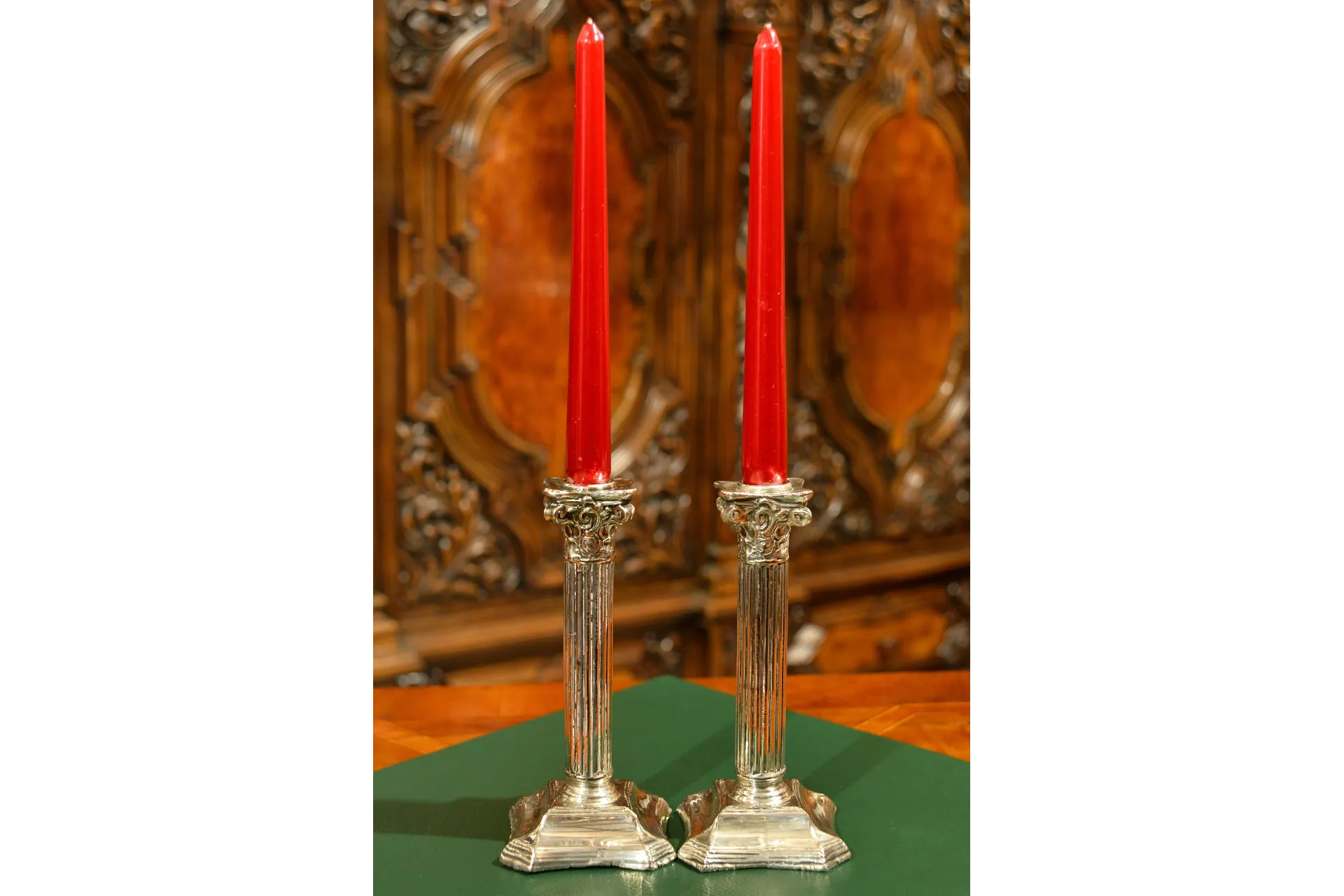 PARA ŚWIECZNIK&Oacute;W O PONADCZASOWEJ FORMIE PLATERY