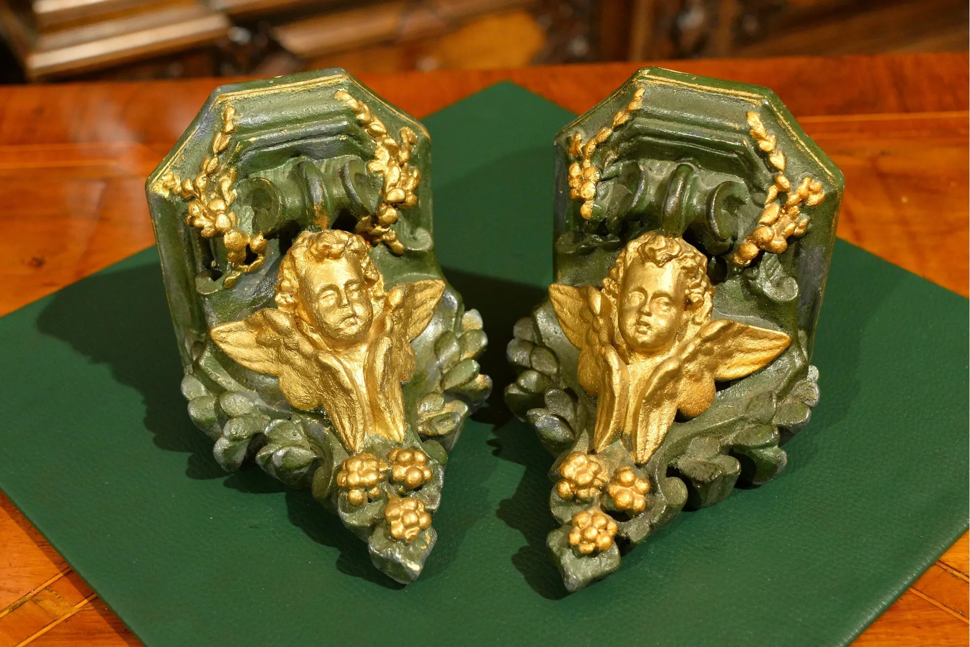 PARA WISZĄCYCH POSTUMENT&Oacute;W Z PUTTAMI