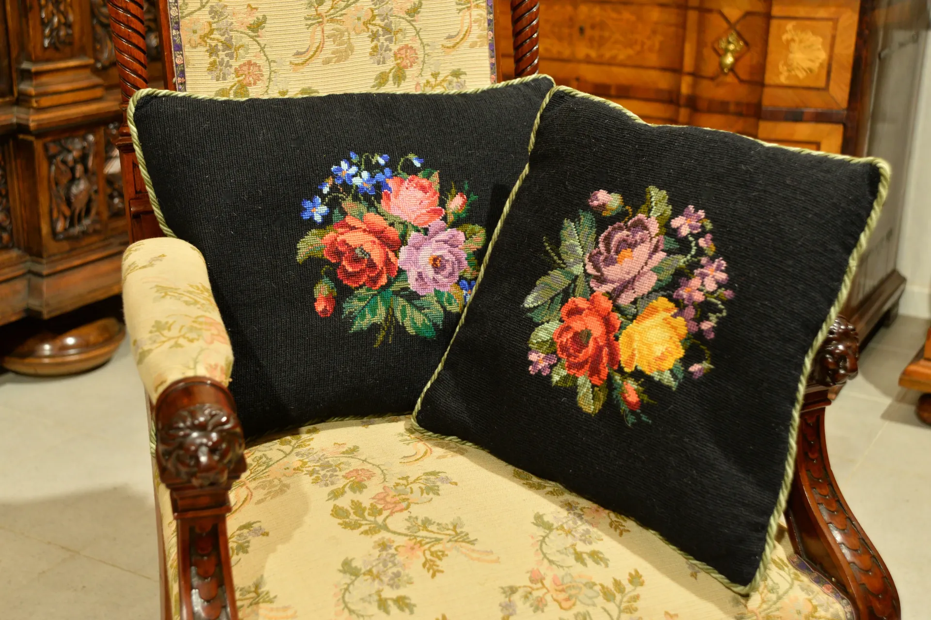 KOMPLET DEKORACYJNYCH PODUSZEK W STARYM STYLU TKANE