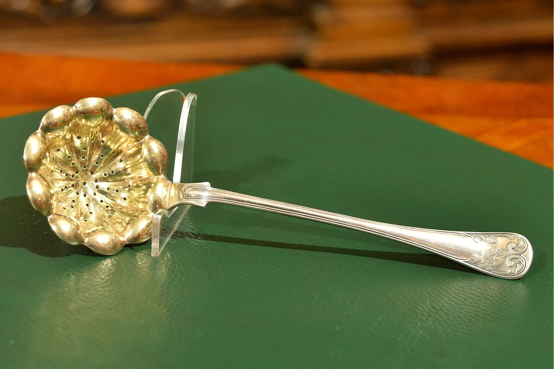 POSREBRZANE SITKO DO HERBATY ZI&Oacute;Ł W UNIKATOWEJ FORMIE