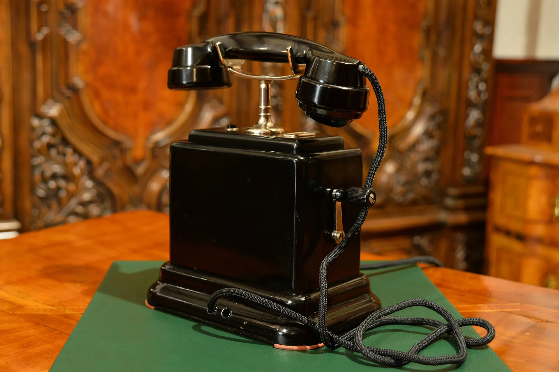 STARY TELEFON ERICSSON NA KORBKĘ Z POCZĄTKU XXw ok. 1930r