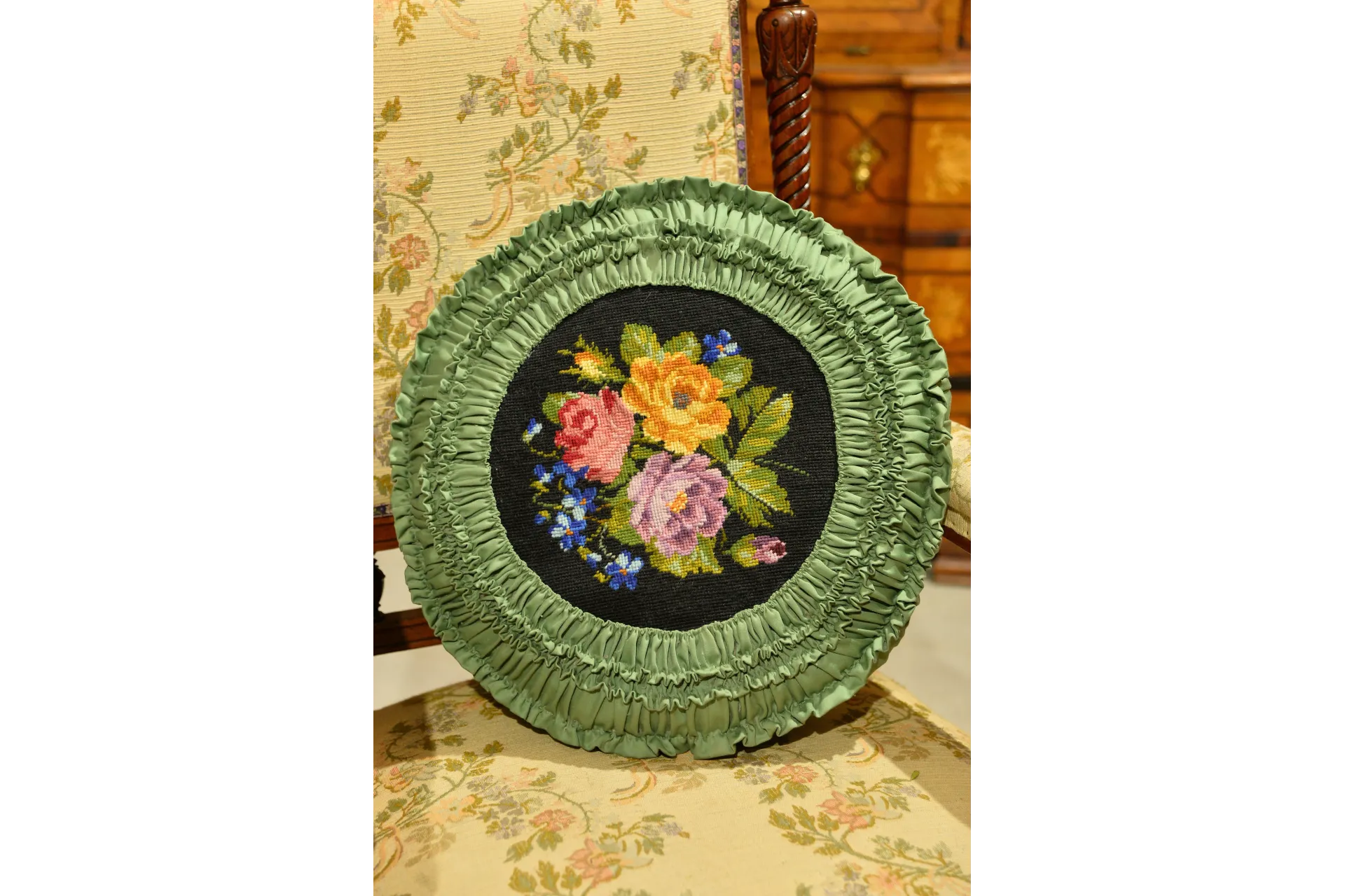 DEKORACYJNA PODUSZKA W STARYM STYLU