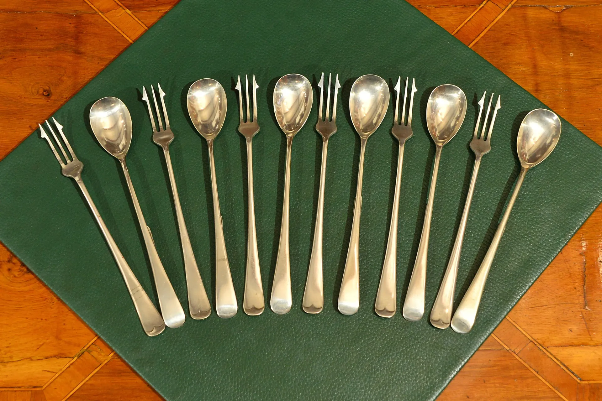 SZTUĆCE  DESEROWE Z DŁUGIMI UCHYTAMI DO LOD&Oacute;W OWOC&Oacute;W PLATER ok. 1920r