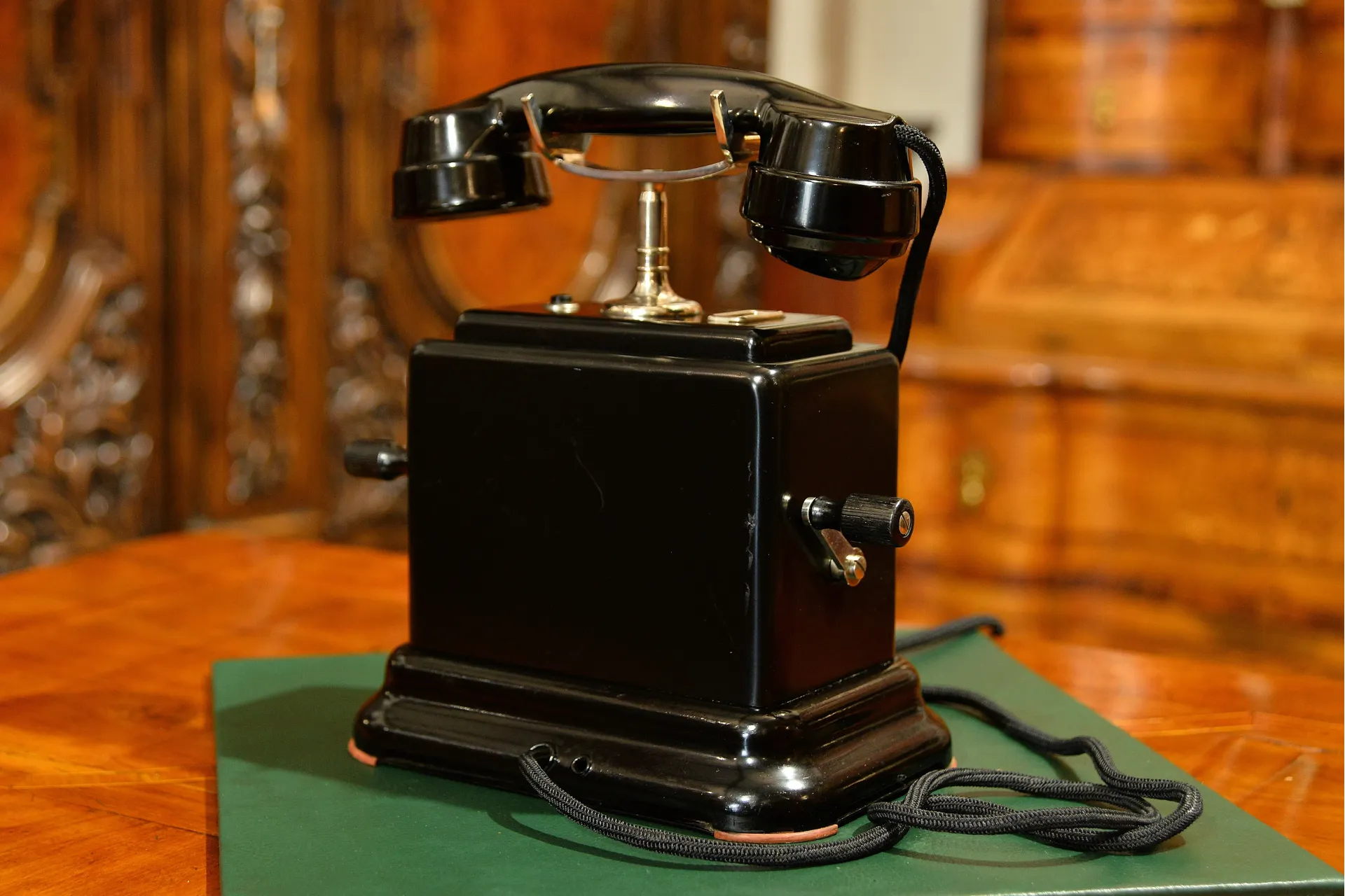 STARY TELEFON ERICSSON NA KORBKĘ Z POCZĄTKU XXw ok. 1930r