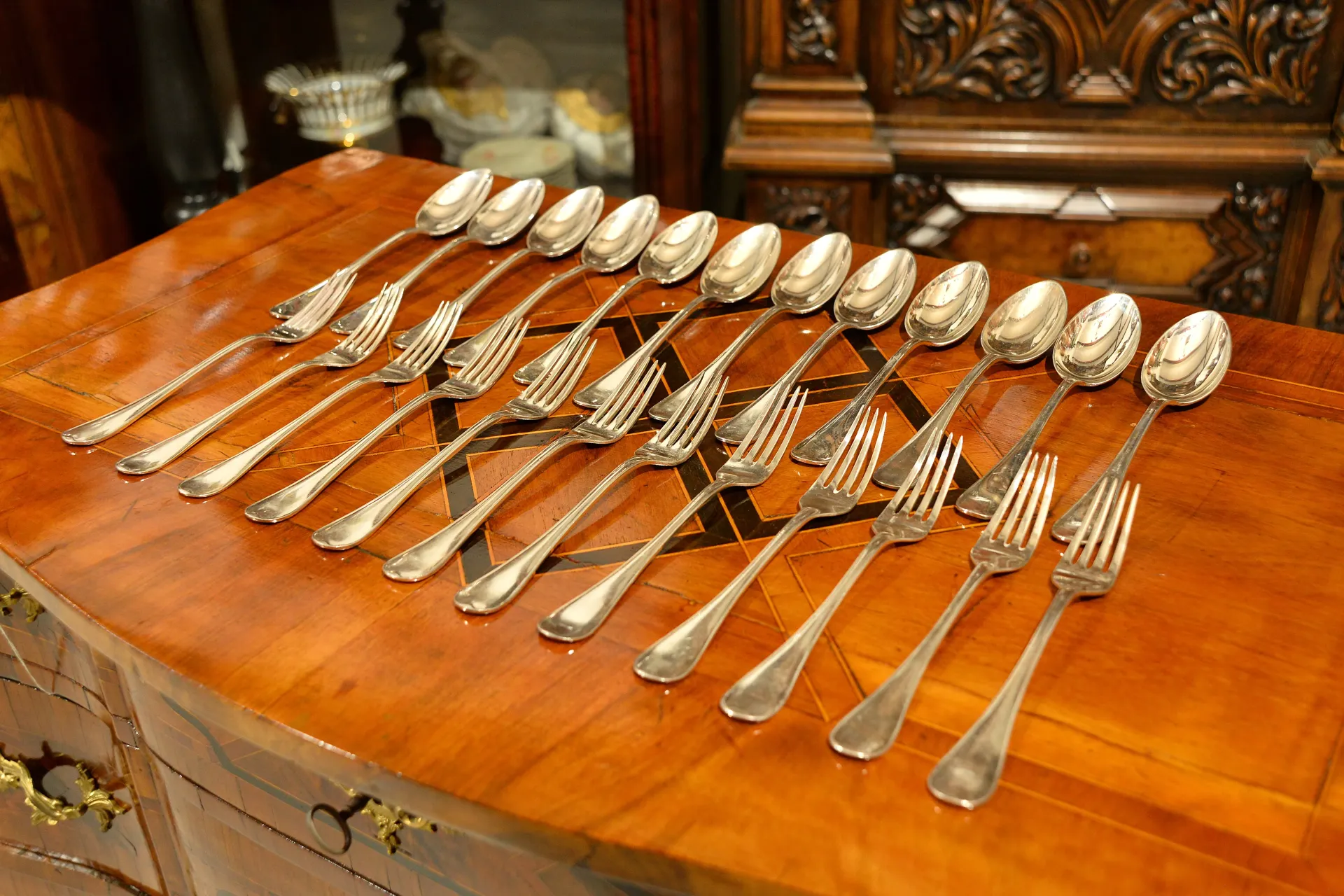 ZESTAW SREBRZONYCH SZTUĆC&Oacute;W DLA 12 OS&Oacute;B