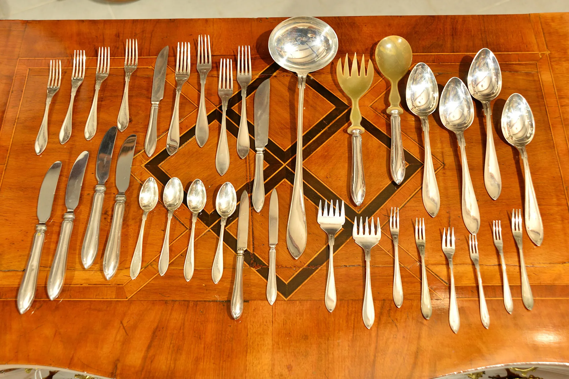 ZESTAW SZTUĆC&Oacute;W DLA 4 OS&Oacute;B + ŚRODEK STOŁU + GRATISY