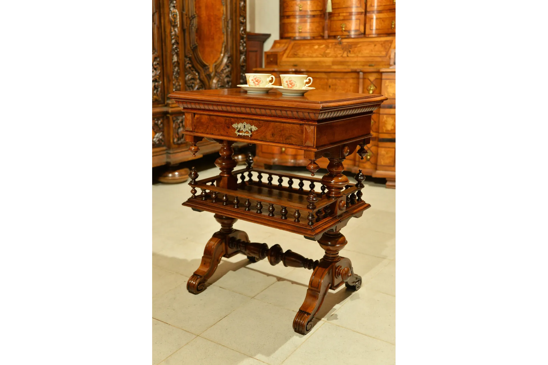 BOGATY NICIAK EKLEKTYCZNY ORZECHOWY ok.  1880r