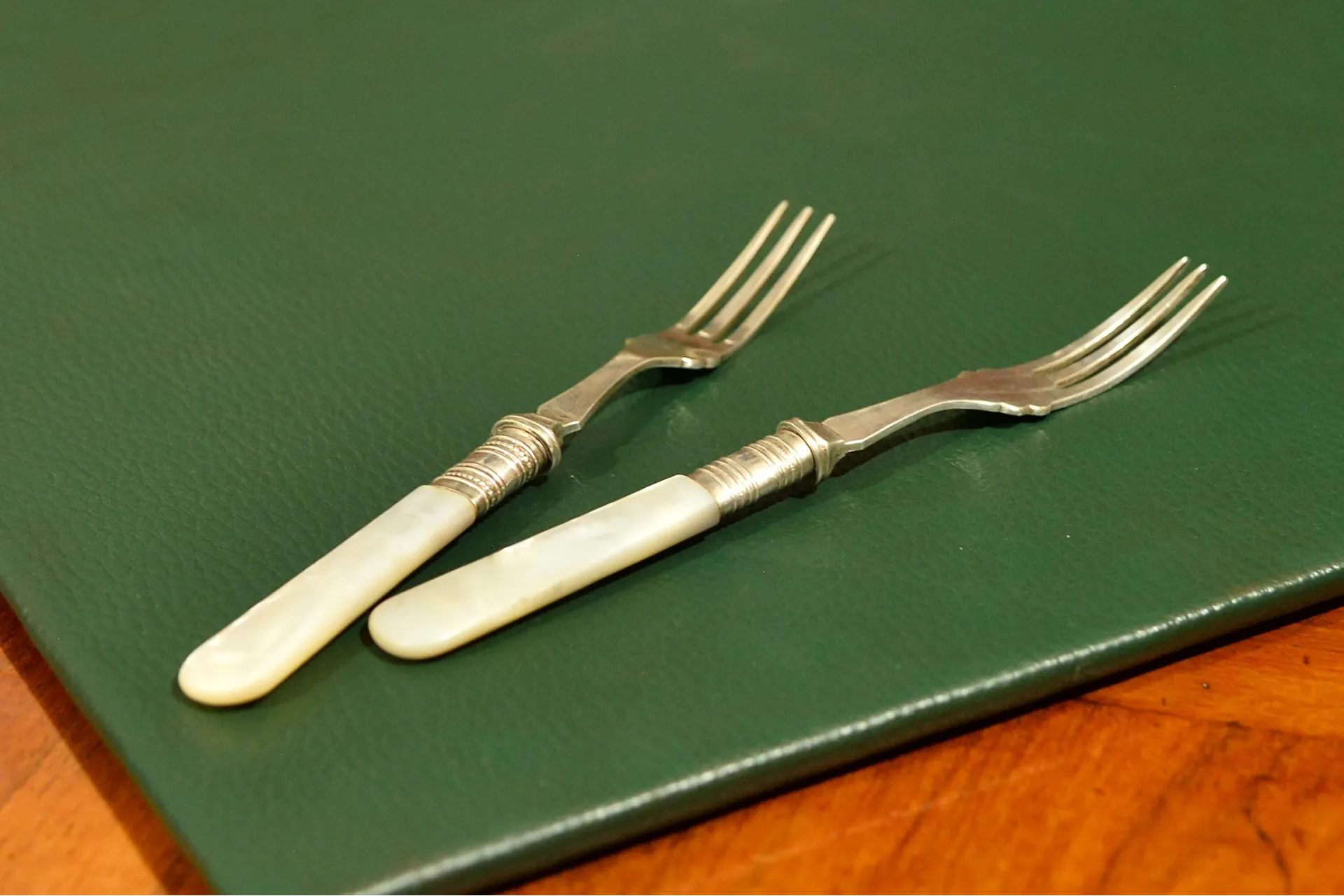 PARA WIDELC&Oacute;W DO PRZYSTAWEK OWOC&Oacute;W PLATER + MASA PERŁOWA ok. 1920r