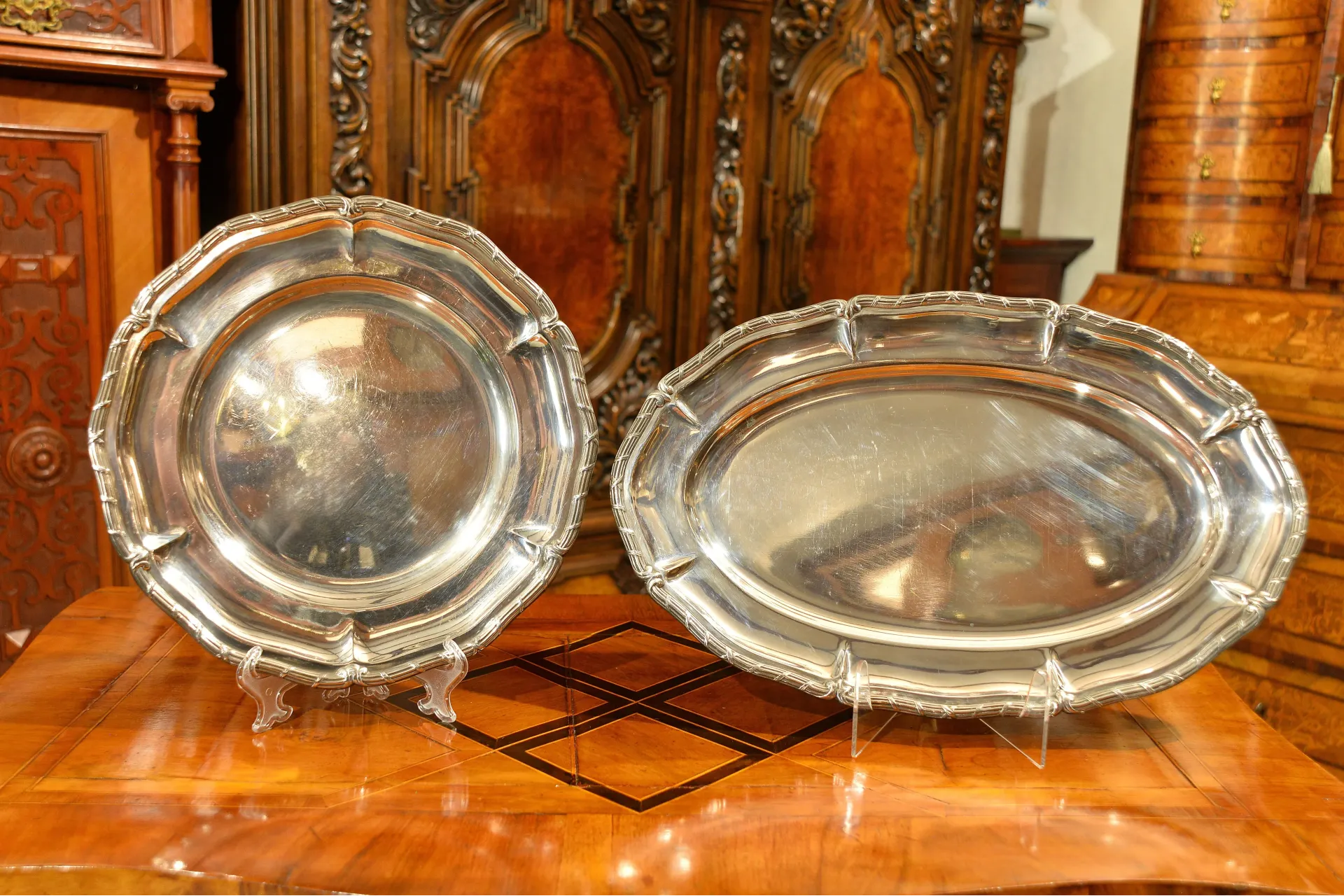 KOMPLET TAC P&Oacute;ŁMISK&Oacute;W Z OZDOBNYM RANTEM