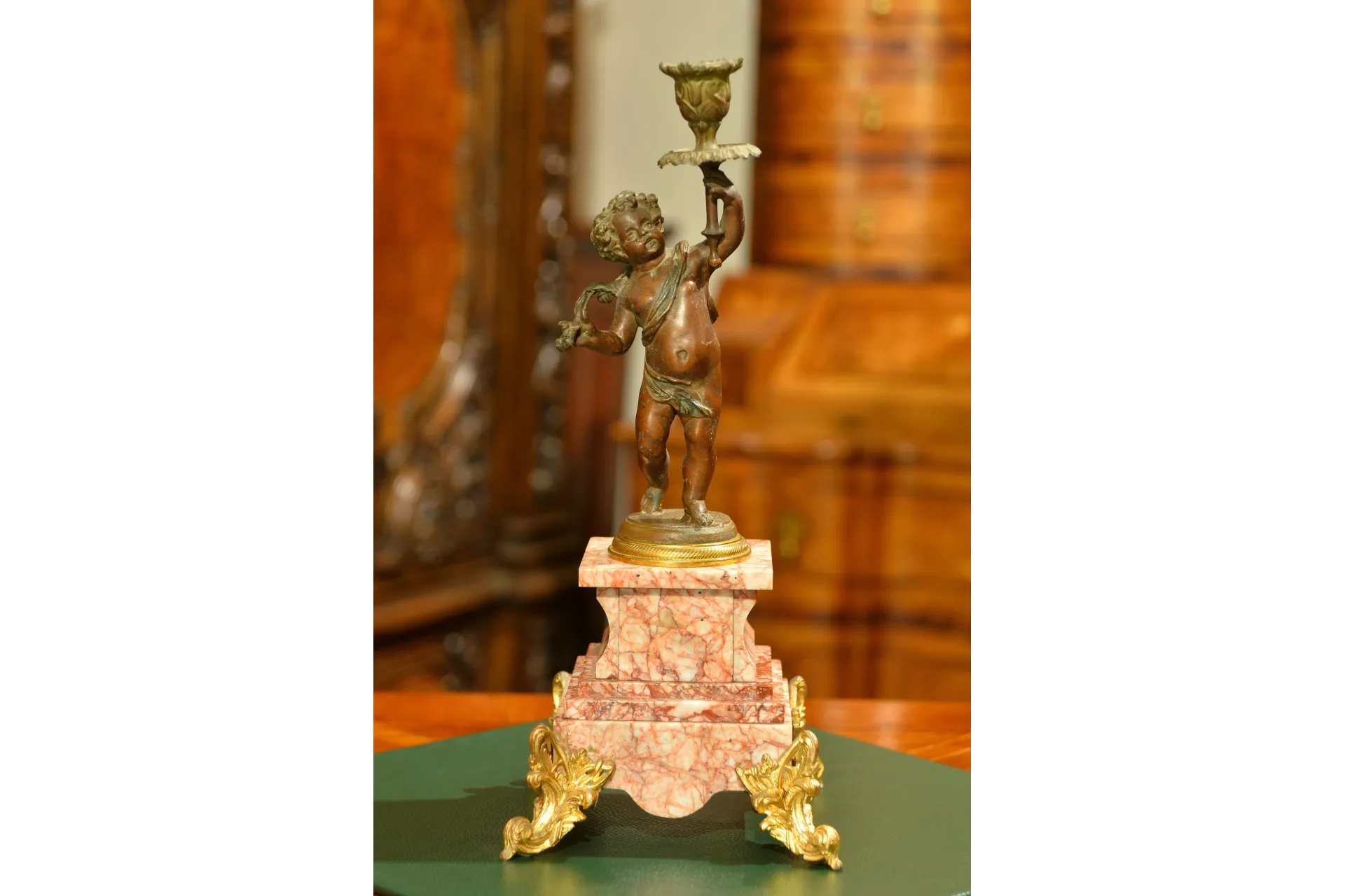 ŚWIECZNIK PUTTO NA MARMUROWEJ PODSTAWIE ok. 1870r