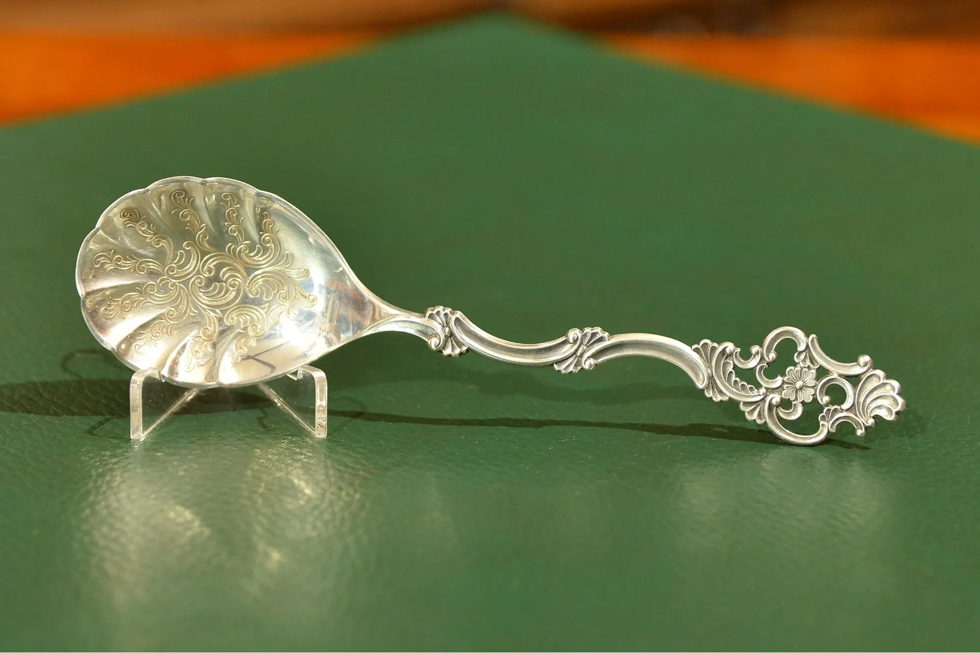 DEKORACYJNA ŁYŻECZKA DO CUKRU SREBRO 830 ok. 1920r