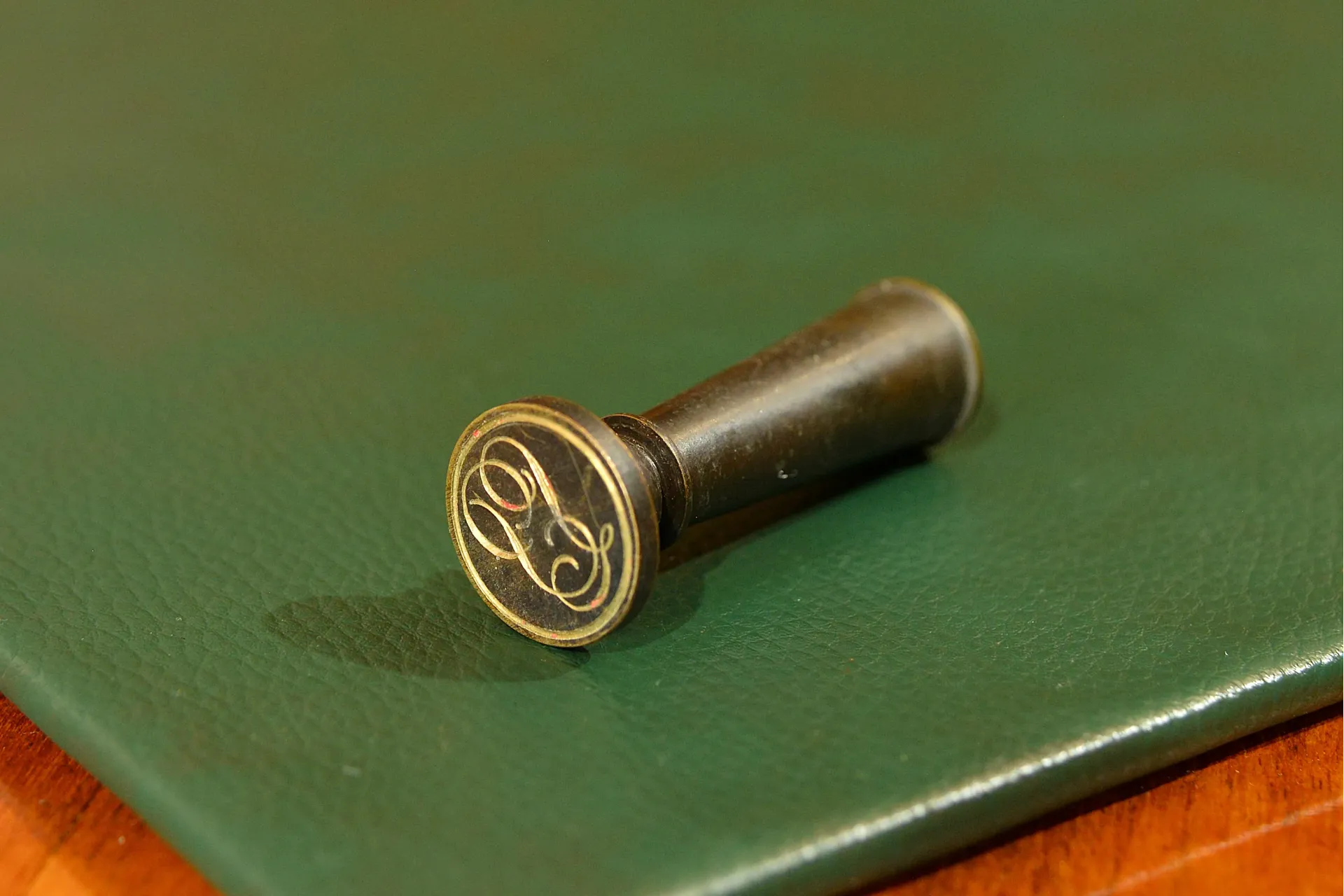 PIECZĘĆ LAKOWA Z MONOGRAMEM ok. 1900r /1/