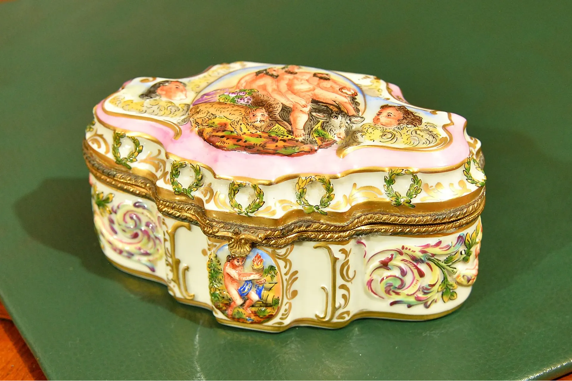 RELIEFOWA SZKATUŁKA PORCELANOWA VOLKSTEDT ok. 1945r