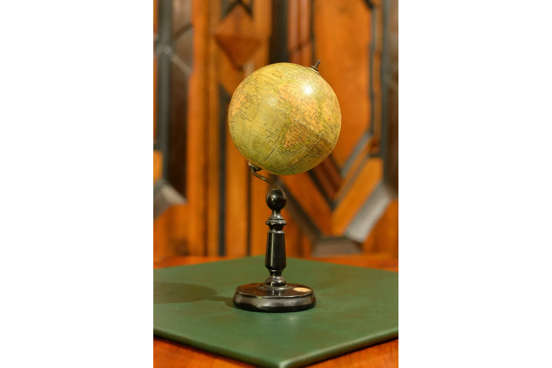 UNIKATOWY MINIATUROWY GLOBUS Z KOMPASEM LJ HEYMANN ok. 1909r