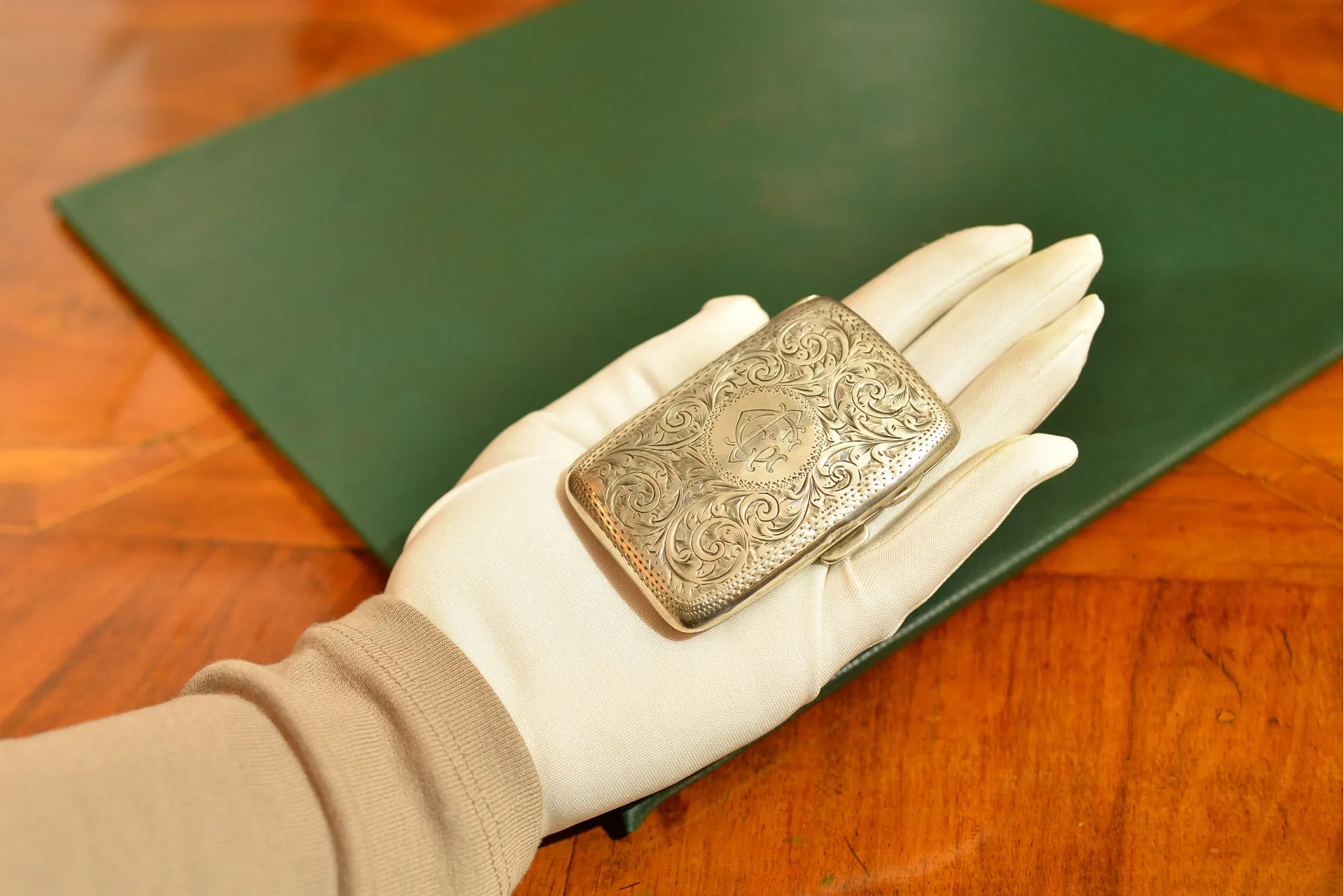 MAŁA OZDOBNA PAPIEROŚNICA SREBRO 925 46g 1906r