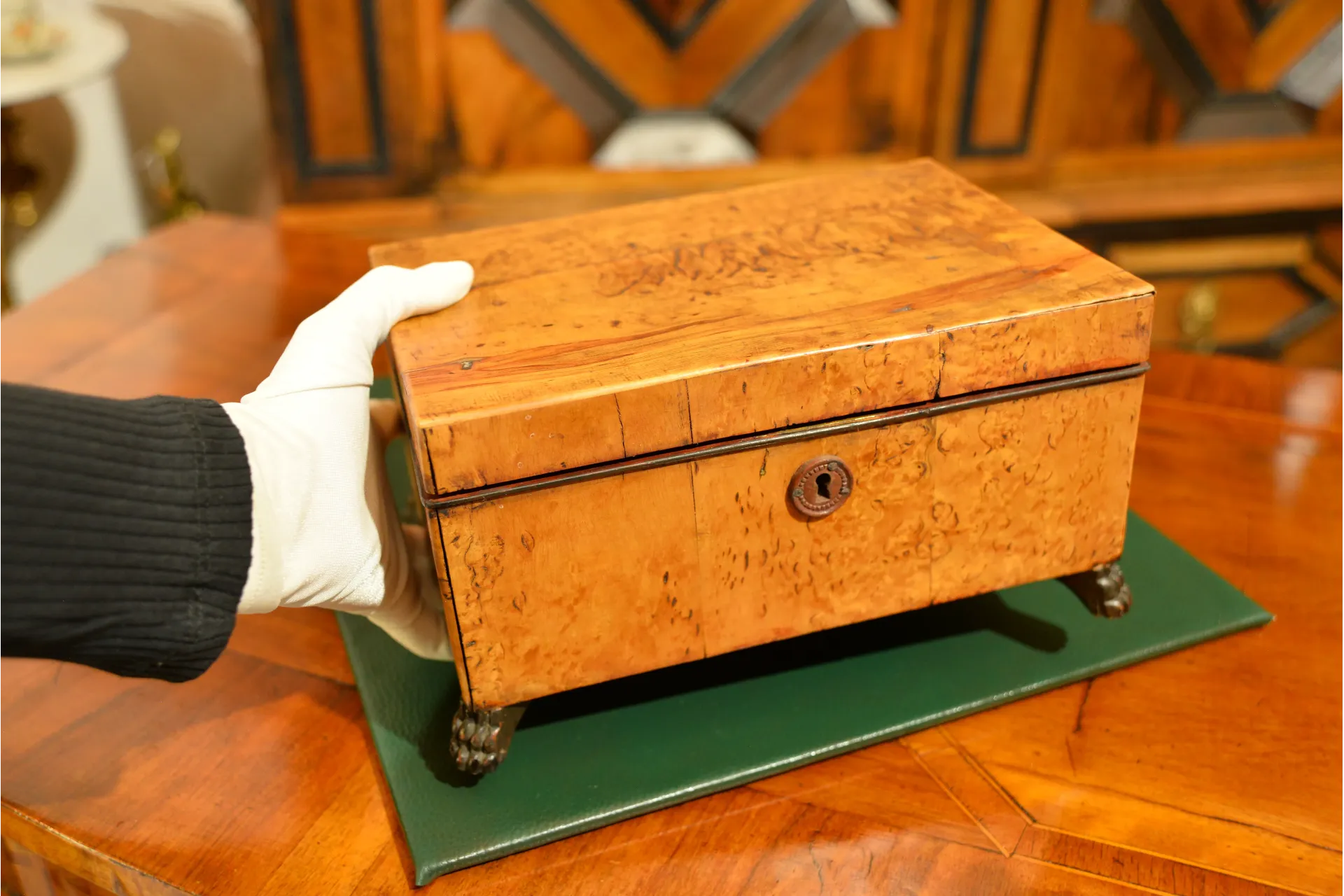 DREWNIANA SZKATUŁKA NA LWICH ŁAPACH BIEDERMEIER ok. 1830r