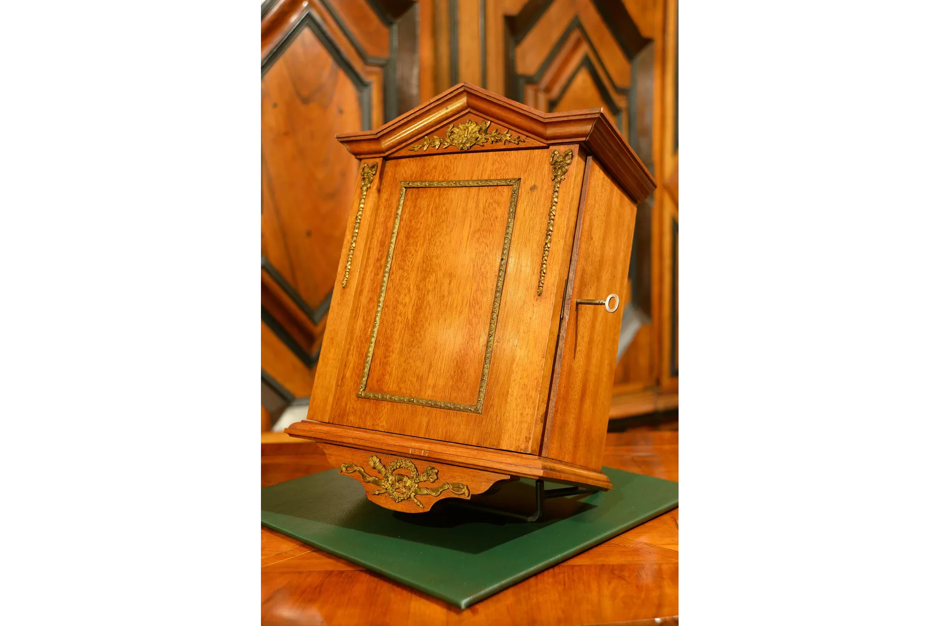 MAŁA WISZĄCA SZAFECZKA APTECZKA ok. 1920r