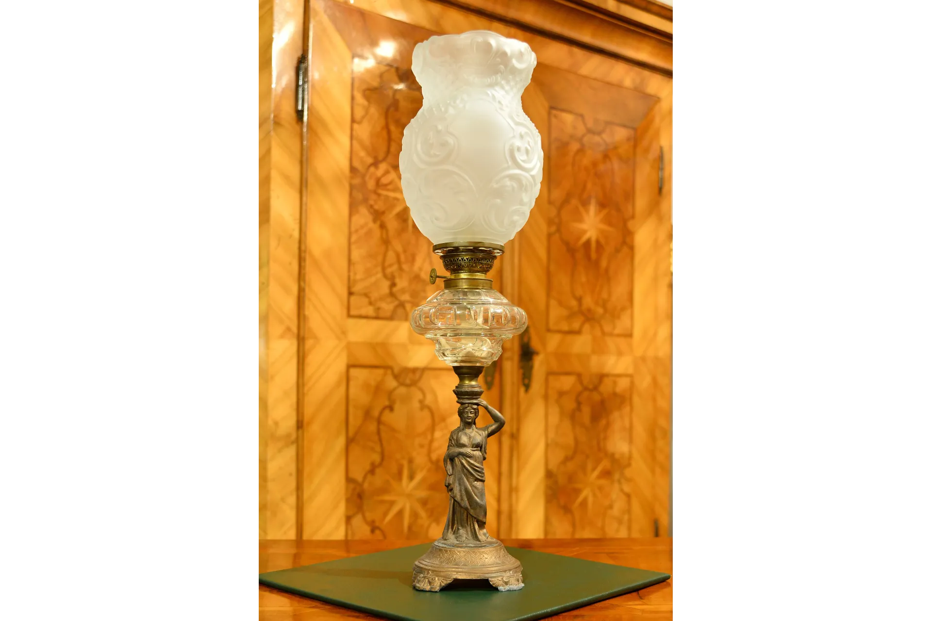 LAMPA NAFTOWA NA FIGURALNEJ PODSTAWIE ok. 1920r