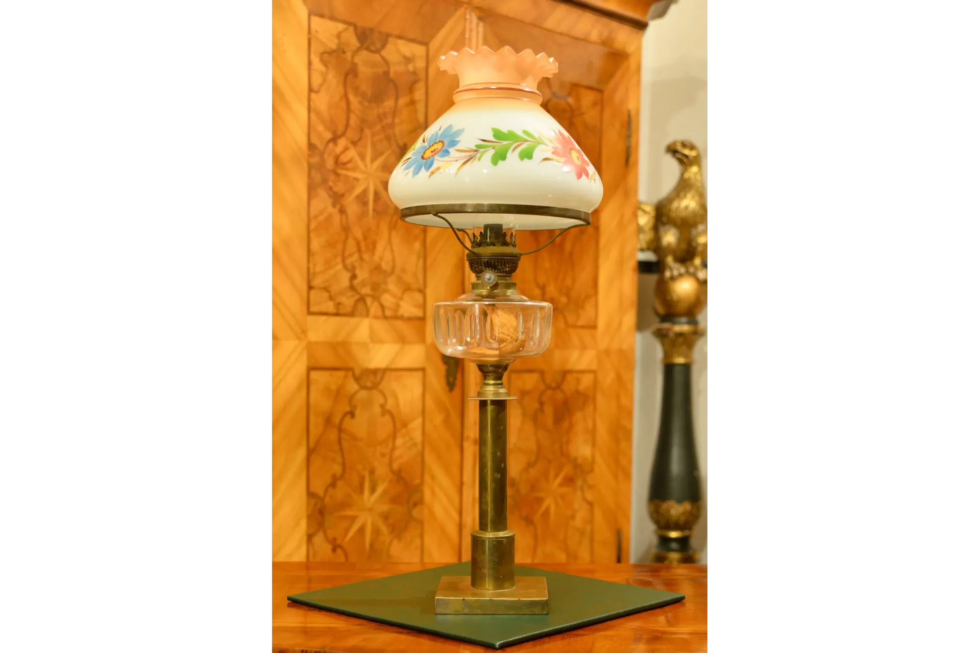 WYSOKA LAMPA NAFTOWA Z MALOWANYM KLOSZEM ok. 1920r