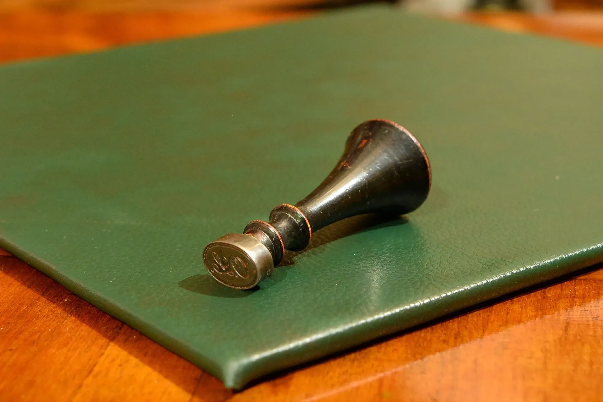 PIECZĘĆ LAKOWA Z MONOGRAMEM ok. 1900 /3/