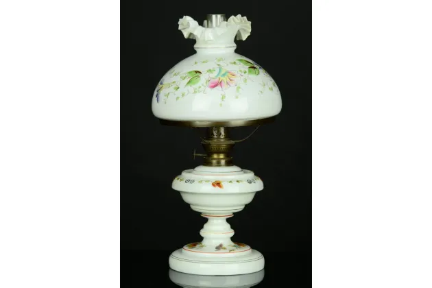 LAMPA NAFTOWA BIAŁE SZKŁO RĘCZNIE MALOWANA pocz. XXw