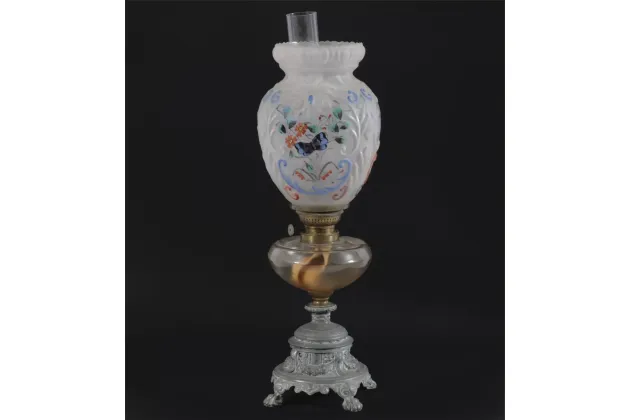 LAMPA NAFTOWA Z MALOWANYM KLOSZEM ok. 1900r