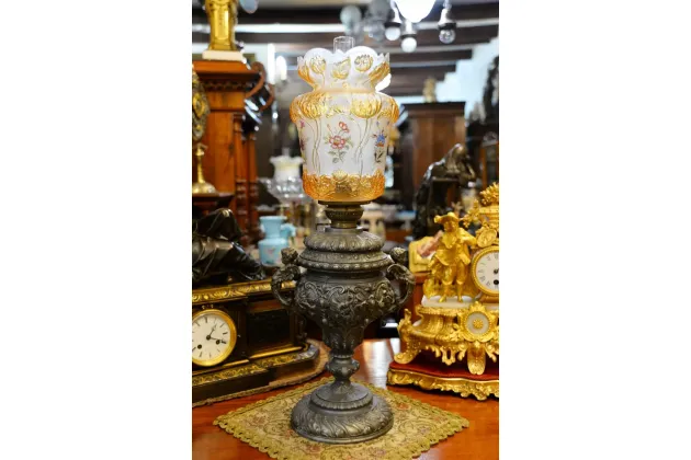 LAMPA NAFTOWA Z PIĘKNYM KLOSZEM XIX/XXw