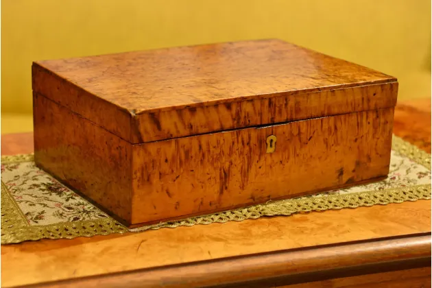SZKATUŁKA SKRZYNECZKA BIEDERMEIER W BRZOZIE ok. 1840r