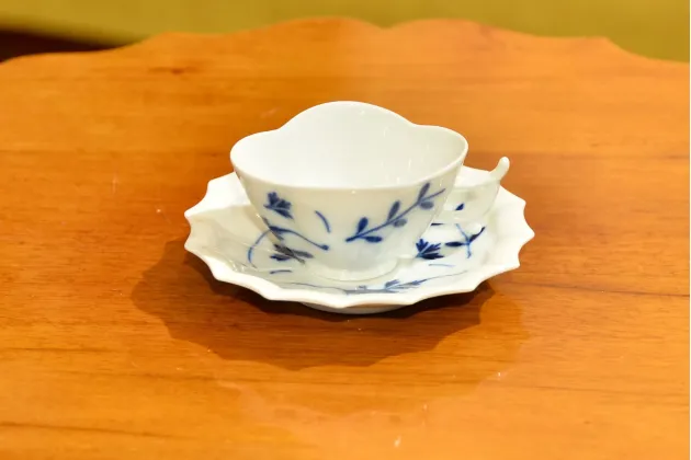 NIETYPOWA FILIŻANKA DO KAWY MIŚNIA 1850-1924