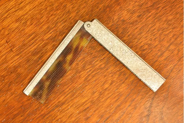 GRZEBIEŃ W SREBRNYM ETUI SREBRO 835 LUTZ&WEISS ok.1900r