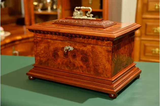 SZKATUŁKA SZKATUŁA EKLEKTYCZNA W ORZECHU 1880r PO RENOWACJI
