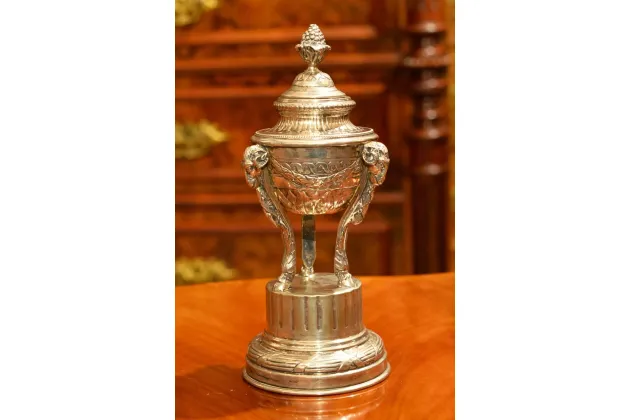 SREBRNA AMFORKA Z GŁOWAMI BARAN&Oacute;W ok. 1800r FRANCJA PARYŻ