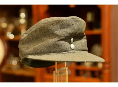 CZAPKA WEHRMACHTU-REPRODUKCJA FILMOWA z DDR