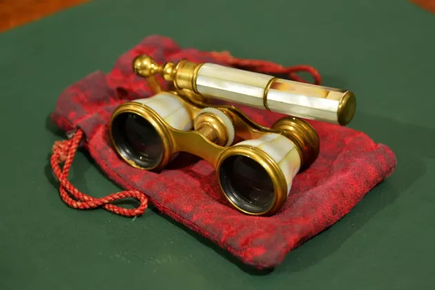 LORNETKA TEATRALNA MASA PERŁOWA ETUI ok.1900r