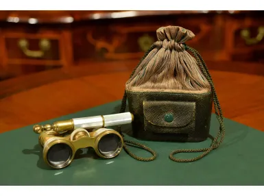 LORNETKA TEATRALNA MASA PERŁOWA ORYGINALNE ETUI ok. 1900r