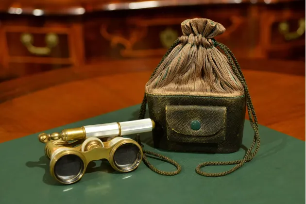 LORNETKA TEATRALNA MASA PERŁOWA ORYGINALNE ETUI ok. 1900r