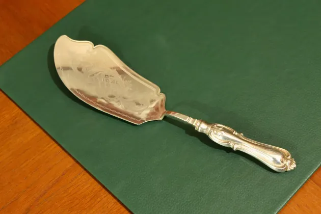 SREBRNA ŁOPATKA DO SERWOWANIA RYB ŚRODEK STOŁU 99g 1859r