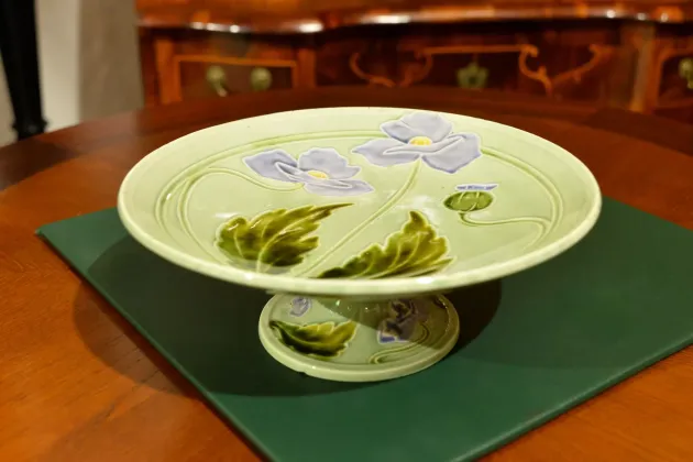 PATERA SECESYJNA NA NODZE Z IRYSAMI VILLEROY&BOCH ok.  1910r