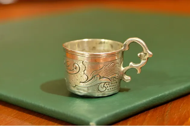 KIELISZEK CZARKA DO W&Oacute;DKI Z USZKIEM SREBRO MOSKWA 1774r