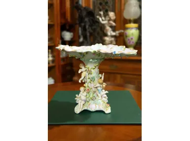 WYSOKA PATERA PORCELANOWA Z PUTTAMI NA NODZE