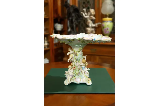 WYSOKA PATERA PORCELANOWA Z PUTTAMI NA NODZE