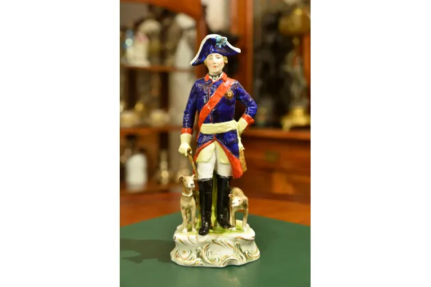 FIGURKA PORCELANOWA FRYDERYK II Z PSAMI