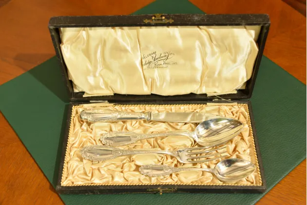 ZESTAW SZTUĆC&Oacute;W DLA JEDNEJ OSOBU W ETUI SREBRO 830 1896r
