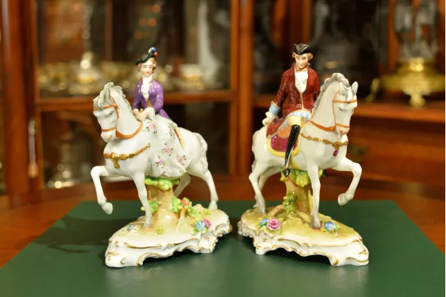 PARA FIGUREK PORCELANOWYCH DAMA MŁODZIENIEC NA KONIU ok.  1920r