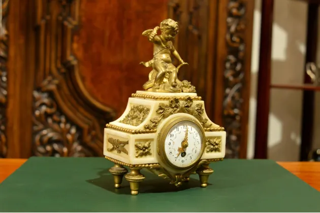 MINIATUROWY ZEGAR KOMINKOWY Z PUTTEM MARMUR BRĄZ ok. 1860r