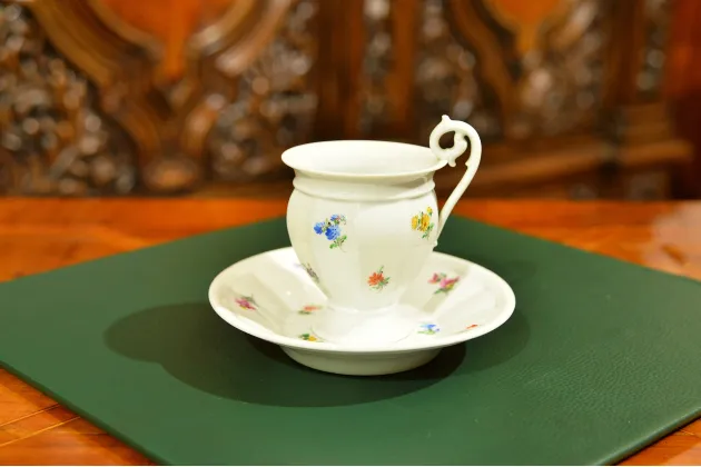 FILIŻANKA O NIETYPOWEJ FORMIE MIŚNIA MEISSEN