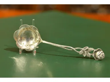 DEKORACYJNA ŁYŻECZKA DO CUKRU SREBRO 12g ok. 1950r