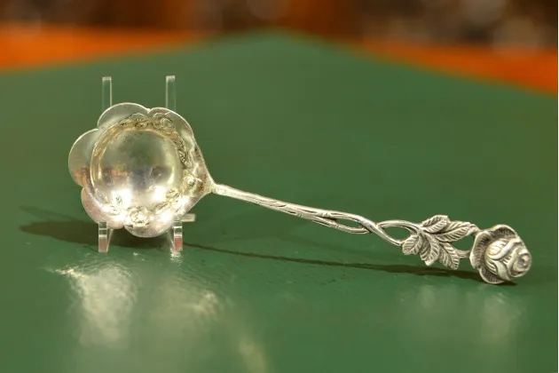 DEKORACYJNA ŁYŻECZKA DO CUKRU SREBRO 12g ok. 1950r