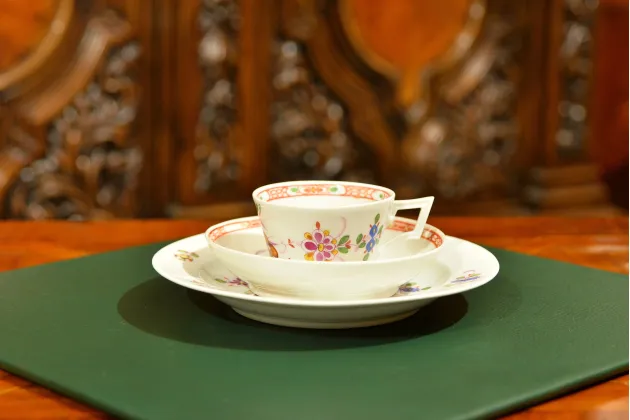 TRIO FILIŻANKA ZE SPODKIEM I TALERZYKIEM - MIŚNIA ok. 1814r